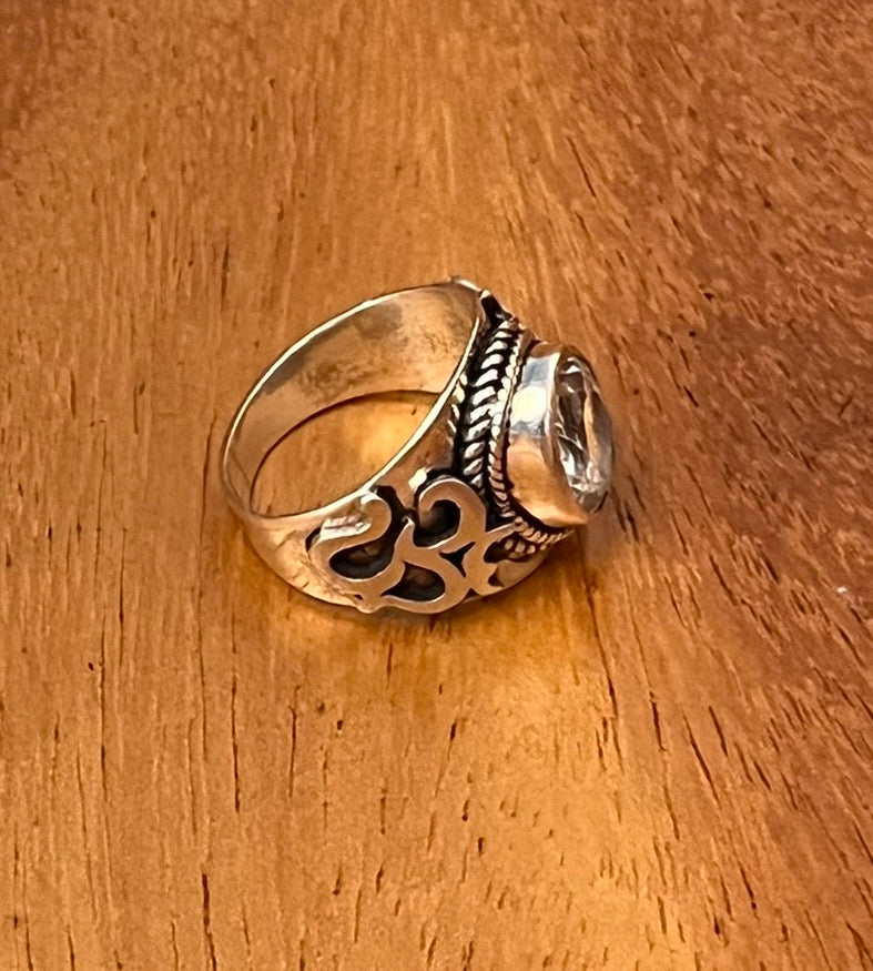 Witte topaas ring met Ohm symbool, sterling zilver, maat 16,5