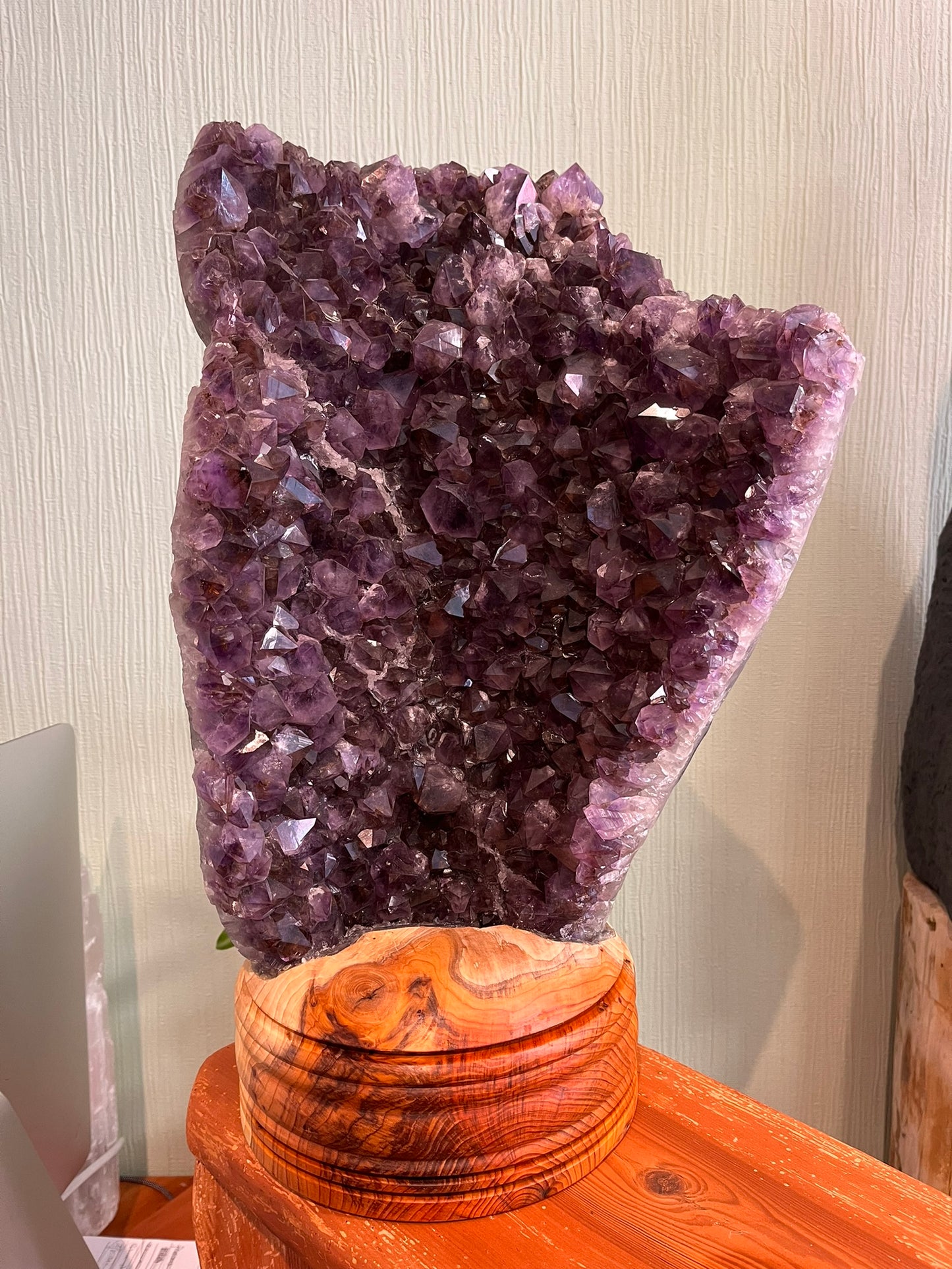 Amethyst op taxus hout, 49 x 30 cm, 14 kg, artikel 7-1