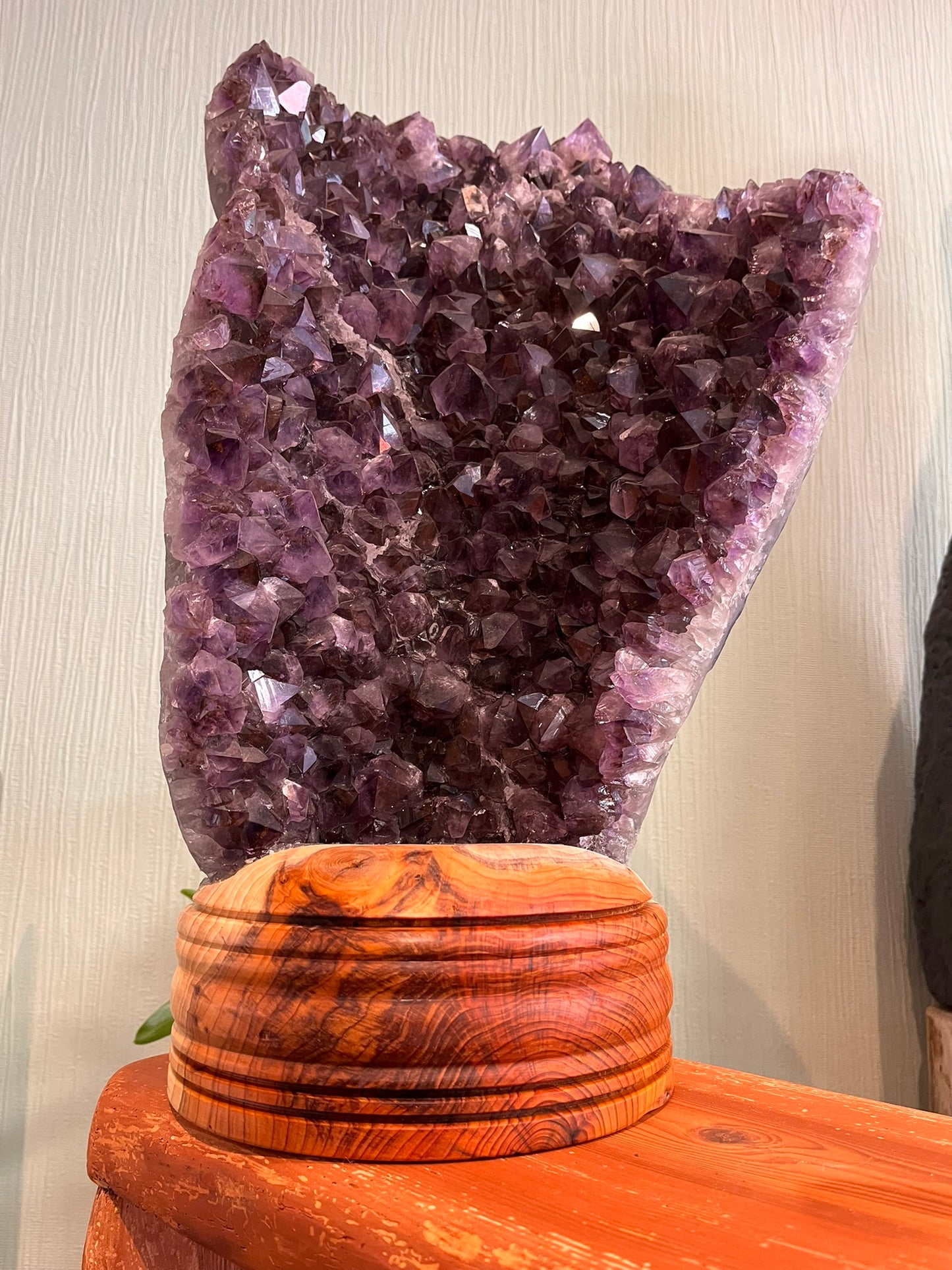 Amethyst op taxus hout, 49 x 30 cm, 14 kg, artikel 7-1