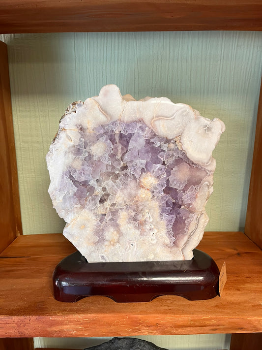 Amethyst uit Bolivia op houten voet, 27 x 22,5 cm, 4220 gr, Artikel 7-17