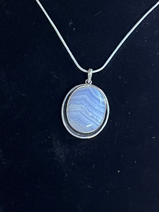 Blauwwitte Chalcedoon in zilver