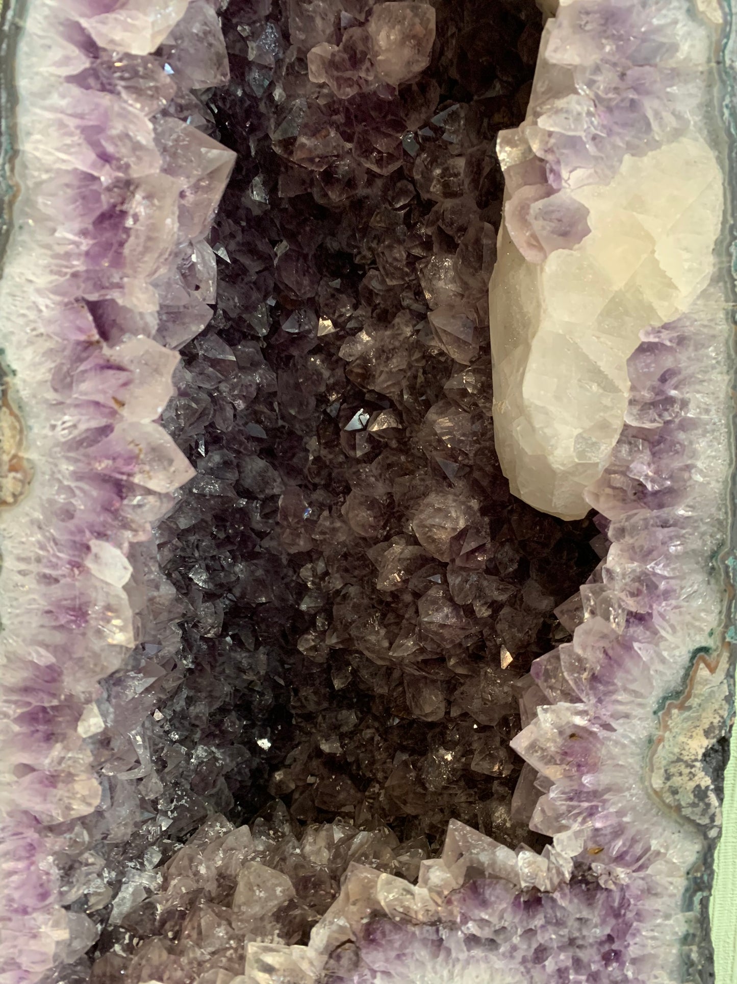 Amethyst geode 91x26x22 cm