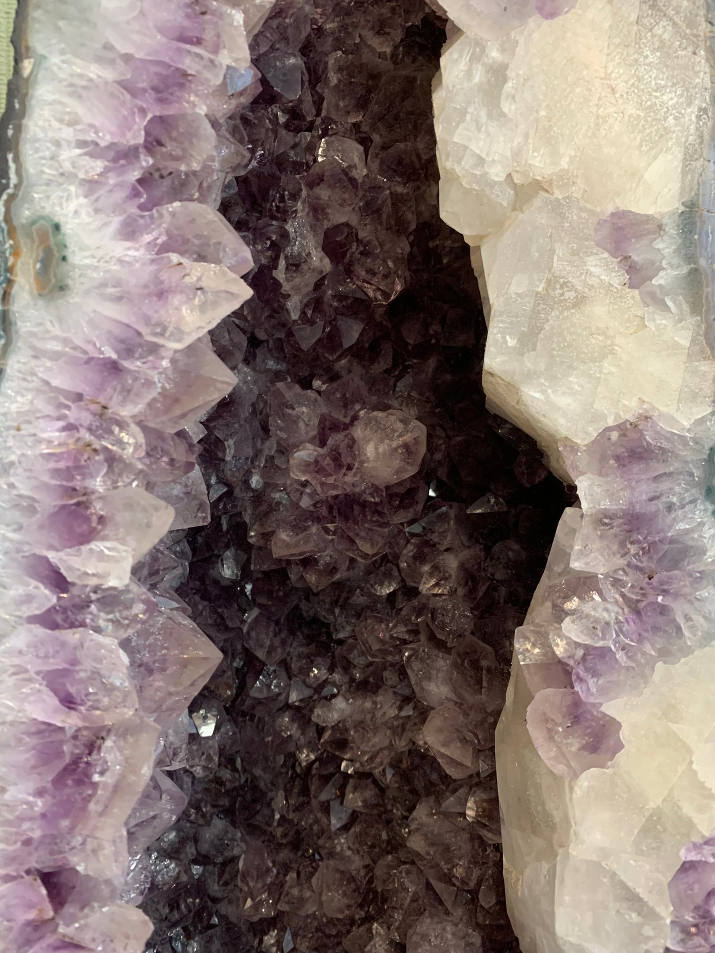 Amethyst geode 91x26x22 cm