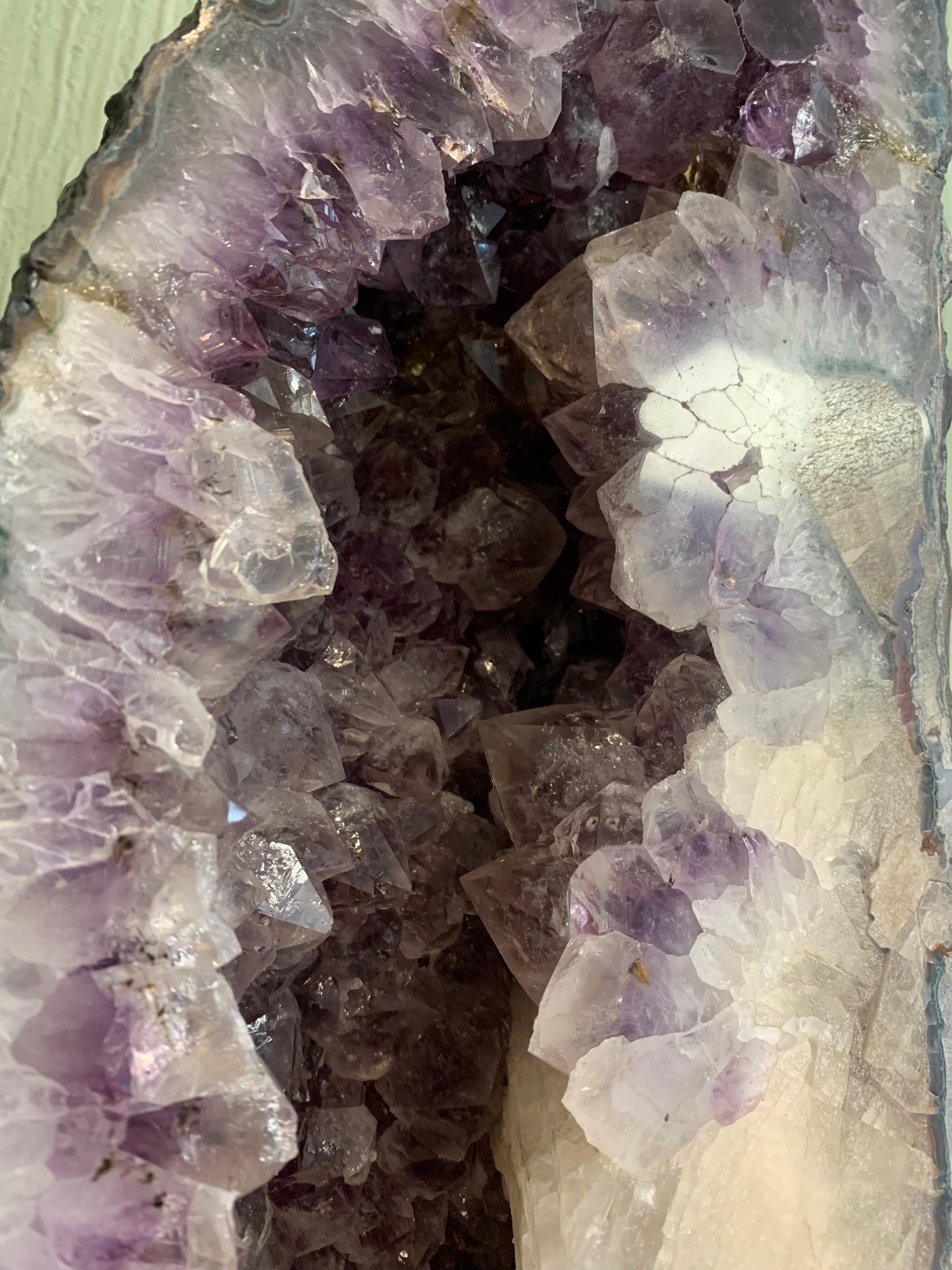 Amethyst geode 91x26x22 cm