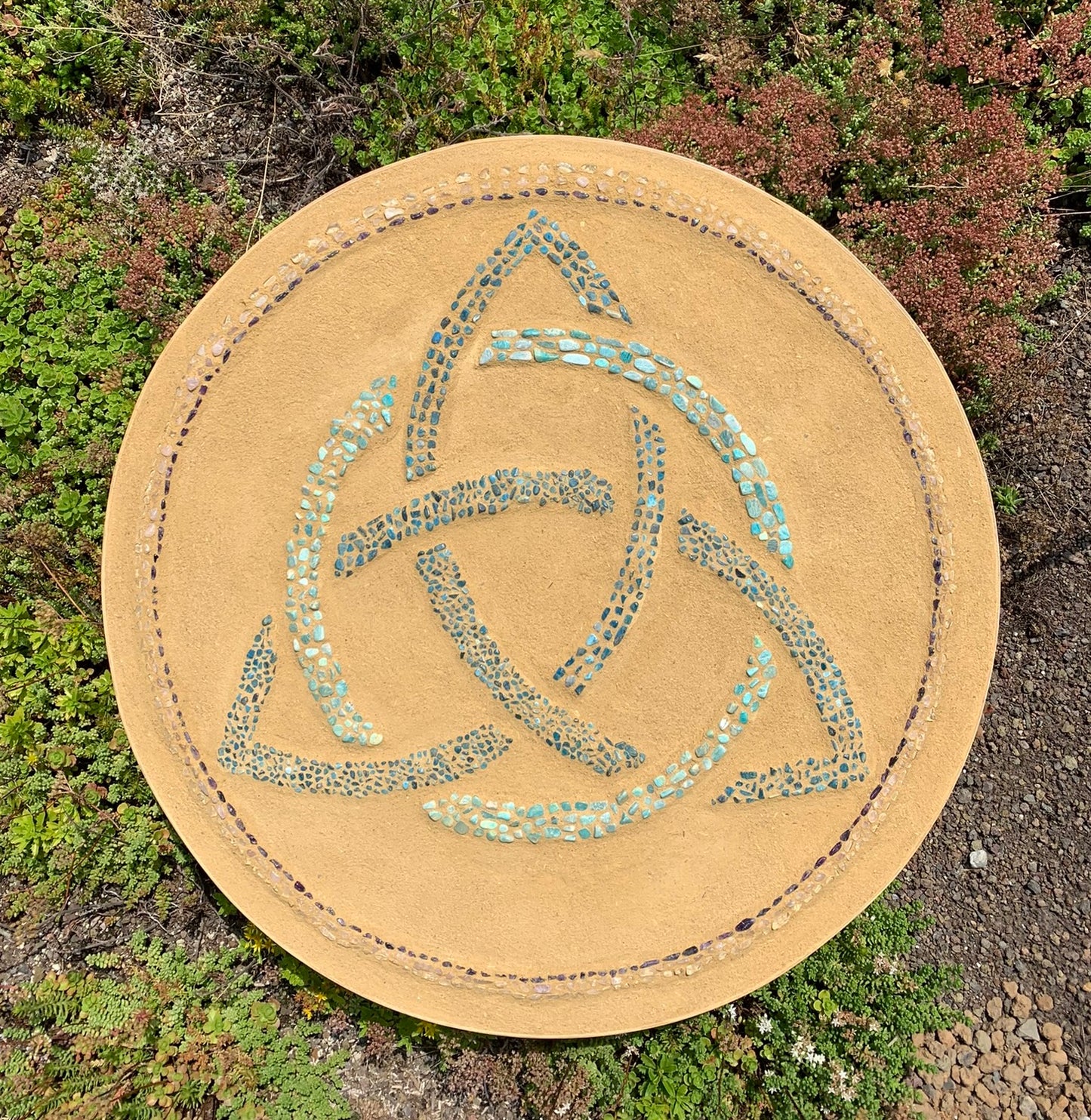 Triquetra met gouden driehoek lemen mandala plaat 77 cm